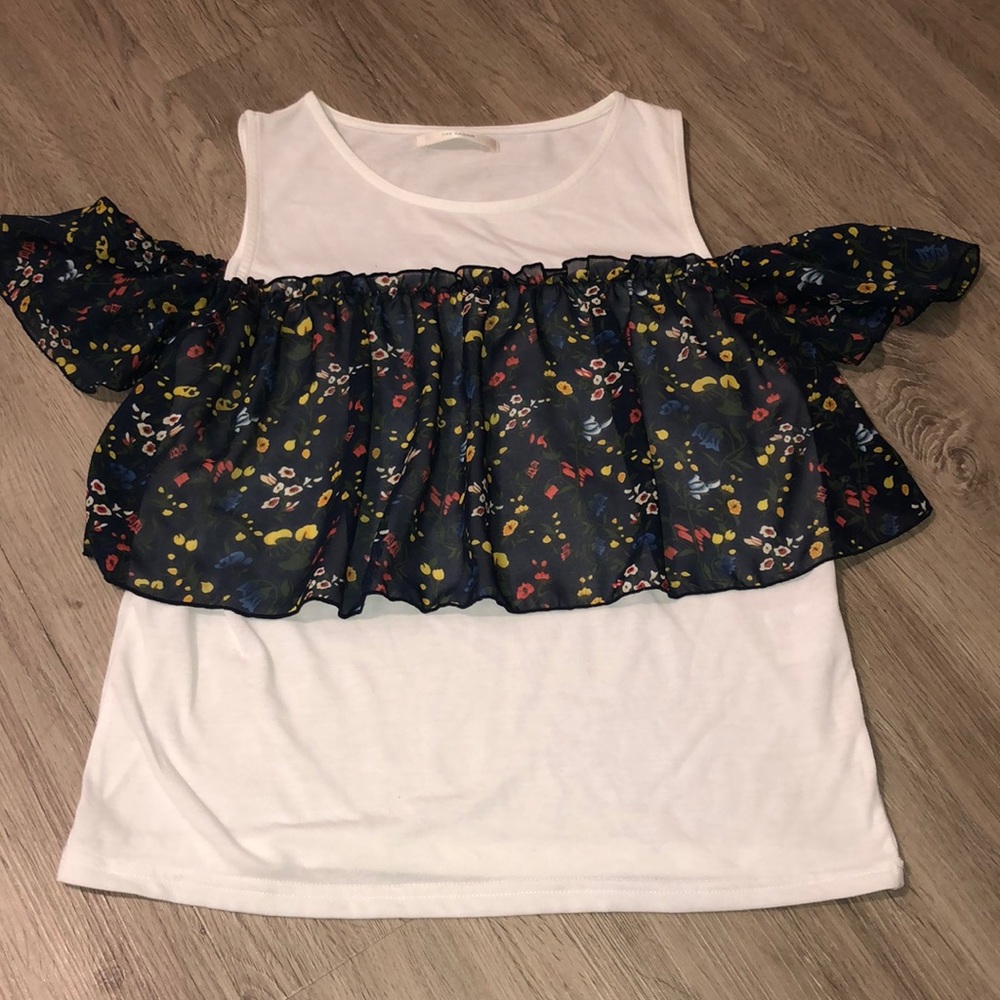 Cute tank top with off the shoulder sleeves. NWOT